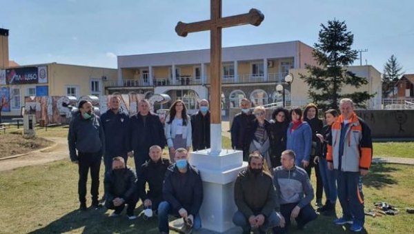 ШАЉУ МОЛИТВУ ЗА ОЗДРАВЉЕЊЕ ВЛАДИКЕ АТАНАСИЈА: У дворишту Дому културе у Грачаници постављен рестаурирани спомен крст ШАЉУ МОЛИТВУ ЗА ОЗДРАВЉЕЊЕ ВЛАДИКЕ АТАНАСИЈА: У дворишту Дому културе у Грачаници постављен рестаурирани спомен крст