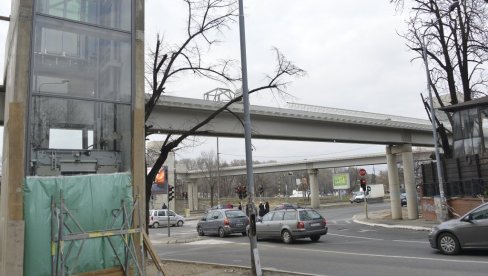 ПАСАРЕЛОМ ОД КРАЈА МАРТА: Ускоро готови радови на конструкцији изнад Радничке код Ада мола ПАСАРЕЛОМ ОД КРАЈА МАРТА: Ускоро готови радови на конструкцији изнад Радничке код Ада мола