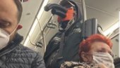 РЕШИО ДА СТАНЕ НА ПУТ КОРОНИ: Прошетао најнеобичнију маску и шокирао “патентом” путнике у градском превозу (ФОТО)