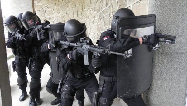 УХАПШЕНО 11 ОСОБА ЗБОГ МАЛВЕРЗАЦИЈА И ПРАЊА ПАРА, ПЕТОРО У БЕКСТВУ: Из катастра исплаћивали за радове који нису извршени УХАПШЕНО 11 ОСОБА ЗБОГ МАЛВЕРЗАЦИЈА И ПРАЊА ПАРА, ПЕТОРО У БЕКСТВУ: Из катастра исплаћивали за радове који нису извршени