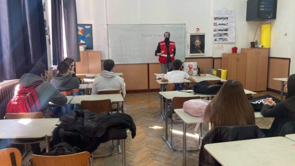 БОРБА ПРОТИВ ТРГОВИНЕ ЉУДИМА: Организована предавања Црвеног крста у школама у Јагодини БОРБА ПРОТИВ ТРГОВИНЕ ЉУДИМА: Организована предавања Црвеног крста у школама у Јагодини