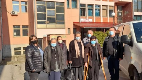 НАСТАВЉА СЕ ИМУНИЗАЦИЈА СРБА СА КиМ: Вакцинисани стари и немоћни из општине Клине у куршумлијском Дому здравља (ФОТО) НАСТАВЉА СЕ ИМУНИЗАЦИЈА СРБА СА КиМ: Вакцинисани стари и немоћни из општине Клине у куршумлијском Дому здравља (ФОТО)