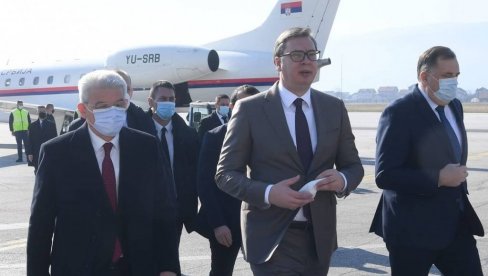 ВУЧИЋ УРУЧИО ВАКЦИНЕ САРАЈЕВУ: Снажнији смо кад говоримо једним гласом, понели смо се се као комшије и пријатељи (ВИДЕО) ВУЧИЋ УРУЧИО ВАКЦИНЕ САРАЈЕВУ: Снажнији смо кад говоримо једним гласом, понели смо се се као комшије и пријатељи (ВИДЕО)