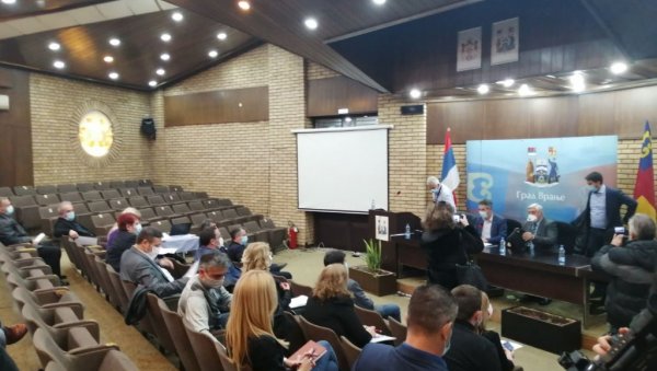 ЗАВРШЕН САСТАНАК У ВРАЊУ - Тиодоровић: У 30 одсто случајева реч о британском соју короне (ВИДЕО) ЗАВРШЕН САСТАНАК У ВРАЊУ - Тиодоровић: У 30 одсто случајева реч о британском соју короне (ВИДЕО)