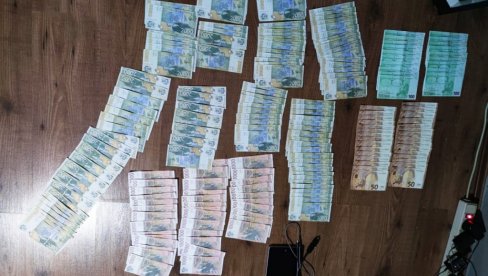 ИЗ ВОЗИЛА ОДНЕО ТОРБУ СА 20.800 ЕВРА И 800 ХИЉАДА ДИНАРА: Новосадска полиција расветлила тешку крађу ИЗ ВОЗИЛА ОДНЕО ТОРБУ СА 20.800 ЕВРА И 800 ХИЉАДА ДИНАРА: Новосадска полиција расветлила тешку крађу