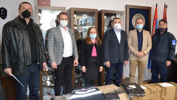 ЗА БЕЗБЕДНИЈИ РАД: Цивилној заштити у Крушевцу уручена неопходна опрема (ФОТО) ЗА БЕЗБЕДНИЈИ РАД: Цивилној заштити у Крушевцу уручена неопходна опрема (ФОТО)
