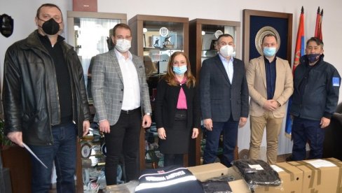 ZA BEZBEDNIJI RAD: Civilnoj zaštiti u Kruševcu uručena neophodna oprema (FOTO) ZA BEZBEDNIJI RAD: Civilnoj zaštiti u Kruševcu uručena neophodna oprema (FOTO)