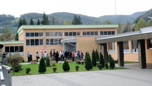 КОРОНА МЕЂУ НАСТАВНИМ КАДРОМ: Најбројнија школа у РС организоваће наставу на даљину КОРОНА МЕЂУ НАСТАВНИМ КАДРОМ: Најбројнија школа у РС организоваће наставу на даљину