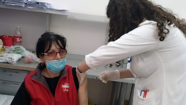 ДАНАС ПРВА ДОЗА “АСТРАЗЕНЕКЕ”: У Параћину ову вакцину примају углавном људи који нису бирали произвођача ДАНАС ПРВА ДОЗА “АСТРАЗЕНЕКЕ”: У Параћину ову вакцину примају углавном људи који нису бирали произвођача