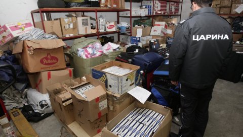 ЗАПЛЕНА НА ЦАРИНИ: Заустављена пошиљка 600 сумњивих мобилних телефона ЗАПЛЕНА НА ЦАРИНИ: Заустављена пошиљка 600 сумњивих мобилних телефона