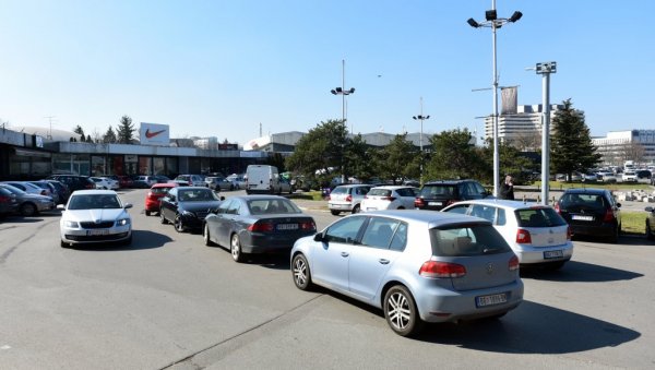 ЗАГУШЕНА И ПРЕЧИЦА КОД СЦ БАЊИЦА: Грађевинске машине раде у Црнотравској улици, Баштованска и Паунова су закрчене ЗАГУШЕНА И ПРЕЧИЦА КОД СЦ БАЊИЦА: Грађевинске машине раде у Црнотравској улици, Баштованска и Паунова су закрчене