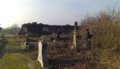 УРЕЂУЈУ СТАРО КАТОЛИЧКО ГРОБЉЕ: ЈКП Белоцрквански комуналац уклања шибље око споменика старих три века