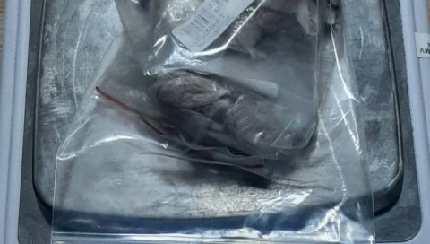 УХАПШЕН ДИЛЕР ХЕРОИНА: Претресом стана код Новопазарца пронађено 39 грама дроге (ФОТО) УХАПШЕН ДИЛЕР ХЕРОИНА: Претресом стана код Новопазарца пронађено 39 грама дроге (ФОТО)