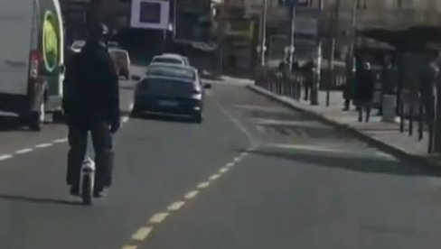 ШТА ВОЗИ ОВАЈ ЧОВЕК? Мушкарац се провозао на једном точку, људи га гледали у чуду (ВИДЕО) ШТА ВОЗИ ОВАЈ ЧОВЕК? Мушкарац се провозао на једном точку, људи га гледали у чуду (ВИДЕО)