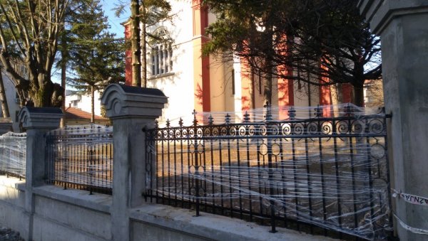 ПОСТАВЉЕНА НОВА ОГРАДА: Завршени радови у дворишту Саборне цркве у Крагујевцу ПОСТАВЉЕНА НОВА ОГРАДА: Завршени радови у дворишту Саборне цркве у Крагујевцу