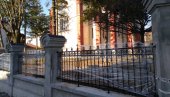 ПОСТАВЉЕНА НОВА ОГРАДА: Завршени радови у дворишту Саборне цркве у Крагујевцу ПОСТАВЉЕНА НОВА ОГРАДА: Завршени радови у дворишту Саборне цркве у Крагујевцу