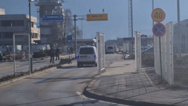 ОПСАДНО СТАЊЕ У САРАЈЕВУ: Стотину полицајаца на аеродрому чека изручење Дарка Елеза у Босну и Херцеговину (ВИДЕО) ОПСАДНО СТАЊЕ У САРАЈЕВУ: Стотину полицајаца на аеродрому чека изручење Дарка Елеза у Босну и Херцеговину (ВИДЕО)