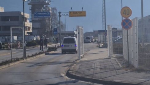 ОПСАДНО СТАЊЕ У САРАЈЕВУ: Стотину полицајаца на аеродрому чека изручење Дарка Елеза у Босну и Херцеговину (ВИДЕО) ОПСАДНО СТАЊЕ У САРАЈЕВУ: Стотину полицајаца на аеродрому чека изручење Дарка Елеза у Босну и Херцеговину (ВИДЕО)