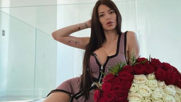 СУПРУГА ПОЗНАТОГ ФУДБАЛЕРА ЗАПАЛИЛА ДРУШТВЕНЕ МРЕЖЕ: Један од најбољих сајтова за онлајн куповину деце! (ВИДЕО) СУПРУГА ПОЗНАТОГ ФУДБАЛЕРА ЗАПАЛИЛА ДРУШТВЕНЕ МРЕЖЕ: Један од најбољих сајтова за онлајн куповину деце! (ВИДЕО)