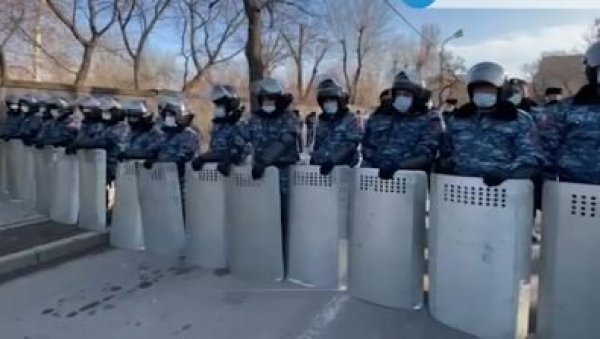 ОЧЕКУЈЕ СЕ ОБРАЋАЊЕ ПАШИЊАНА: Јерменска опозиција поново митингује испред зграде парламента (ВИДЕО) ОЧЕКУЈЕ СЕ ОБРАЋАЊЕ ПАШИЊАНА: Јерменска опозиција поново митингује испред зграде парламента (ВИДЕО)