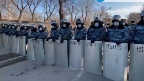 ОЧЕКУЈЕ СЕ ОБРАЋАЊЕ ПАШИЊАНА: Јерменска опозиција поново митингује испред зграде парламента (ВИДЕО) ОЧЕКУЈЕ СЕ ОБРАЋАЊЕ ПАШИЊАНА: Јерменска опозиција поново митингује испред зграде парламента (ВИДЕО)