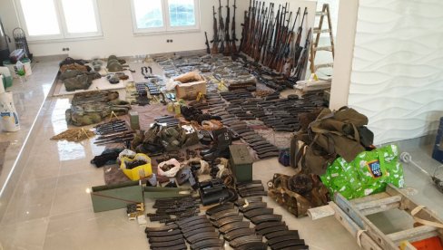 ДОВОЉНО ОРУЖЈА ЗА МАЊУ ВОЈСКУ: Мушкарац из Сиска предао арсенал полицији ДОВОЉНО ОРУЖЈА ЗА МАЊУ ВОЈСКУ: Мушкарац из Сиска предао арсенал полицији