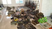 ДОВОЉНО ОРУЖЈА ЗА МАЊУ ВОЈСКУ: Мушкарац из Сиска предао арсенал полицији ДОВОЉНО ОРУЖЈА ЗА МАЊУ ВОЈСКУ: Мушкарац из Сиска предао арсенал полицији