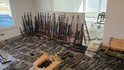 ОДУЗЕТО ПОЛА ВОЈНОГ МАГАЦИНА: Полиција извршила претрес и пронашла велику количину оружја (ФОТО) ОДУЗЕТО ПОЛА ВОЈНОГ МАГАЦИНА: Полиција извршила претрес и пронашла велику количину оружја (ФОТО)