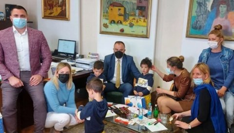 ДА ЈАКОВ, СИМОН И ЛУКА ИЗРАСТУ У ПРАВЕ ФИЛМСКЕ ЗВЕЗДЕ: Малишани из филма Дара из Јасеновца гости код председника општине Херцег Нови ДА ЈАКОВ, СИМОН И ЛУКА ИЗРАСТУ У ПРАВЕ ФИЛМСКЕ ЗВЕЗДЕ: Малишани из филма Дара из Јасеновца гости код председника општине Херцег Нови