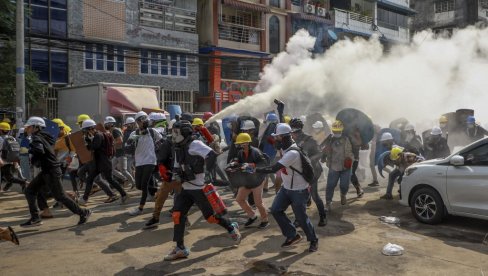 KRVAVE DEMONSTRACIJE: Stradale 33 osobe na protestima u Mjanmaru (FOTO) KRVAVE DEMONSTRACIJE: Stradale 33 osobe na protestima u Mjanmaru (FOTO)