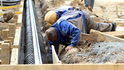 POSLODAVCIMA MINIMALAC OD 1.050 KM NEPRIHVATLJIV: Vlada Srpske i privrednici u pregovorima oko utvrđivanja najniže plate radnika POSLODAVCIMA MINIMALAC OD 1.050 KM NEPRIHVATLJIV: Vlada Srpske i privrednici u pregovorima oko utvrđivanja najniže plate radnika
