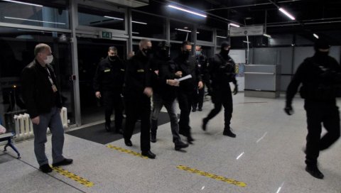 ЕЛЕЗА ЧЕКА ТУЖИЛАЦ: Након изручења пребачен у комплекс правосудних институција Босне и Херцеговине ЕЛЕЗА ЧЕКА ТУЖИЛАЦ: Након изручења пребачен у комплекс правосудних институција Босне и Херцеговине