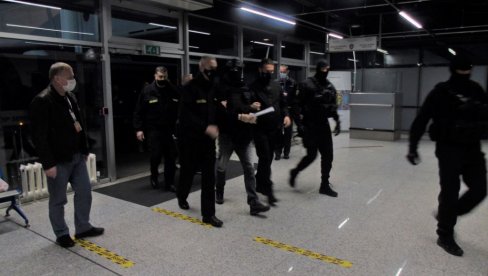 ЕЛЕЗА ЧЕКА ТУЖИЛАЦ: Након изручења пребачен у комплекс правосудних институција Босне и Херцеговине ЕЛЕЗА ЧЕКА ТУЖИЛАЦ: Након изручења пребачен у комплекс правосудних институција Босне и Херцеговине