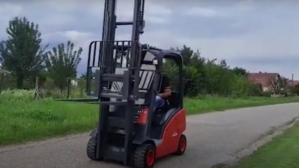 КАКО ЛИ ЈЕ УСПЕО ДА ВОЗИ?! Полицајци зауставили виљушкаристу у Батајници, дали му алко-тест и остали у шоку КАКО ЛИ ЈЕ УСПЕО ДА ВОЗИ?! Полицајци зауставили виљушкаристу у Батајници, дали му алко-тест и остали у шоку