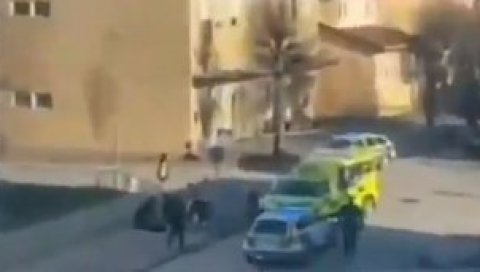 ПРВИ СНИМАК ПОСЛЕ НАПАДА У ШВЕДСКОЈ: Полиција ранила нападача у ногу (ВИДЕО) ПРВИ СНИМАК ПОСЛЕ НАПАДА У ШВЕДСКОЈ: Полиција ранила нападача у ногу (ВИДЕО)
