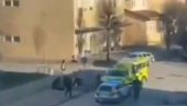ПРВИ СНИМАК ПОСЛЕ НАПАДА У ШВЕДСКОЈ: Полиција ранила нападача у ногу (ВИДЕО) ПРВИ СНИМАК ПОСЛЕ НАПАДА У ШВЕДСКОЈ: Полиција ранила нападача у ногу (ВИДЕО)