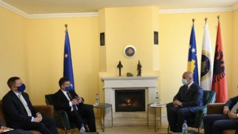 СПОРНИ ДЕКОР НА САСТАНКУ: На разговорима са приштинским званичницима Лајчаку није сметала застава Албаније СПОРНИ ДЕКОР НА САСТАНКУ: На разговорима са приштинским званичницима Лајчаку није сметала застава Албаније