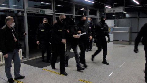 ЕЛЕЗ СА ПАНЦИРОМ И ШЛЕМОМ ПРЕБАЧЕН НА САСЛУШАЊЕ: Даје исказ у Тужилаштву, ево шта ће бити након испитивања (ФОТО) ЕЛЕЗ СА ПАНЦИРОМ И ШЛЕМОМ ПРЕБАЧЕН НА САСЛУШАЊЕ: Даје исказ у Тужилаштву, ево шта ће бити након испитивања (ФОТО)