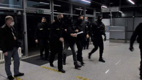 ЕЛЕЗ СА ПАНЦИРОМ И ШЛЕМОМ ПРЕБАЧЕН НА САСЛУШАЊЕ: Даје исказ у Тужилаштву, ево шта ће бити након испитивања (ФОТО) ЕЛЕЗ СА ПАНЦИРОМ И ШЛЕМОМ ПРЕБАЧЕН НА САСЛУШАЊЕ: Даје исказ у Тужилаштву, ево шта ће бити након испитивања (ФОТО)
