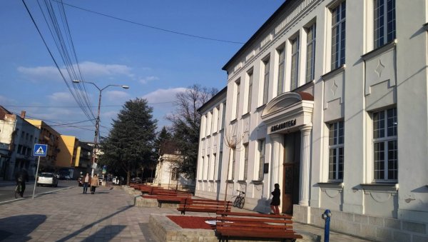 БОЖИЋНА РАДИОНИЦА У ПАРАЋИНУ: Библиотека „Др Вићентије Ракић“ позната по развијању љубави деце према књизи БОЖИЋНА РАДИОНИЦА У ПАРАЋИНУ: Библиотека „Др Вићентије Ракић“ позната по развијању љубави деце према књизи