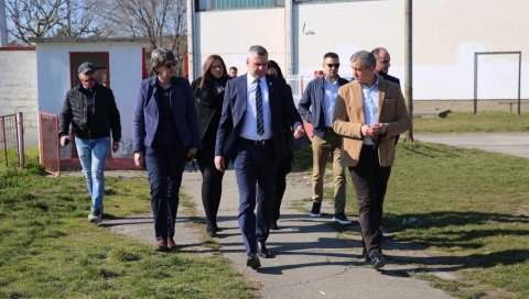 НАКОН ХАЛЕ РЕКОНСТРУКЦИЈА ТЕРЕНА У БАНАТСКОМ КАРАЂОРЂЕВУ: Велики планови у општини Житиште, Вучуревић угостио Басту НАКОН ХАЛЕ РЕКОНСТРУКЦИЈА ТЕРЕНА У БАНАТСКОМ КАРАЂОРЂЕВУ: Велики планови у општини Житиште, Вучуревић угостио Басту