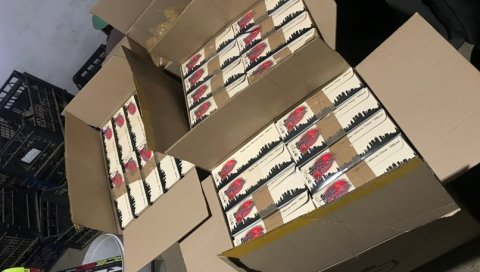 ОДУЗЕЛИ РАЧУНАРЕ И ЦИГАРЕТЕ: Велика акција УИО БиХ (ФОТО) ОДУЗЕЛИ РАЧУНАРЕ И ЦИГАРЕТЕ: Велика акција УИО БиХ (ФОТО)