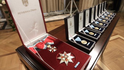 БЕСКРАЈНО ВАМ ХВАЛА НА СВЕМУ: Вучић уручио златне медаље за заслуге у борби против ковида БЕСКРАЈНО ВАМ ХВАЛА НА СВЕМУ: Вучић уручио златне медаље за заслуге у борби против ковида