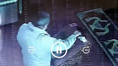 УЗЕО НОВАЦ ИЗ ЦРКВЕ: Камера све снимила, полиција трага за починиоцем УЗЕО НОВАЦ ИЗ ЦРКВЕ: Камера све снимила, полиција трага за починиоцем