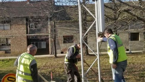 ZA BEZBEDNOST ĐAKA U PLANDIŠTU: Ispred osnovne škole postavljeni brzinski displeji ZA BEZBEDNOST ĐAKA U PLANDIŠTU: Ispred osnovne škole postavljeni brzinski displeji