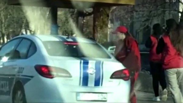 ПОЛИЦИЈА У КАМПАЊИ ЗА МИЛА: Погледајте како развозе активисте ДПС пред изборе у Никшићу (ВИДЕО) ПОЛИЦИЈА У КАМПАЊИ ЗА МИЛА: Погледајте како развозе активисте ДПС пред изборе у Никшићу (ВИДЕО)