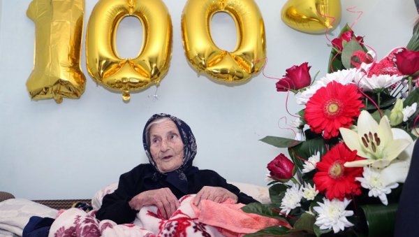 БАКА ДУШАНКА ДАНАС СЛАВИ 100. РОЂЕНДАН: Има само једну жељу (ФОТО) БАКА ДУШАНКА ДАНАС СЛАВИ 100. РОЂЕНДАН: Има само једну жељу (ФОТО)
