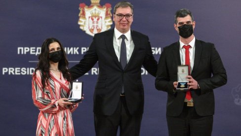 МЕДАЉЕ ОБАВЕЗУЈУ ДА НАСТАВИМО БОРБУ - Одликовани медицинари: Најтеже пада када гледамо лица уплашених пацијената који се боре за дах МЕДАЉЕ ОБАВЕЗУЈУ ДА НАСТАВИМО БОРБУ - Одликовани медицинари: Најтеже пада када гледамо лица уплашених пацијената који се боре за дах