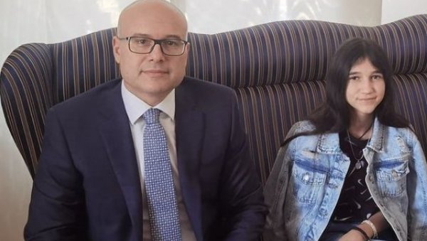 ГРАДОНАЧЕЛНИК НОВОГ САДА УГОСТИО БИЉАНУ ЧЕКИЋ: Она је понос свих нас, гледали смо и плакали ГРАДОНАЧЕЛНИК НОВОГ САДА УГОСТИО БИЉАНУ ЧЕКИЋ: Она је понос свих нас, гледали смо и плакали