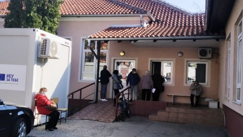 ОГРОМАН БРОЈ ПРЕГЛЕДА И ПОЗИТИВНИХ: У Параћину за прва два мартовска дана 120 заражених короном ОГРОМАН БРОЈ ПРЕГЛЕДА И ПОЗИТИВНИХ: У Параћину за прва два мартовска дана 120 заражених короном